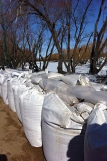 Des sacs de sable en prévision d'une inondation