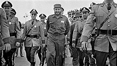 Fidel Castro est escort� par des policiers de l��tat du Massachussetts alors qu�il s�appr�te � prendre son avion en direction de Montr�al, en 1959. / � Presse canadienne
