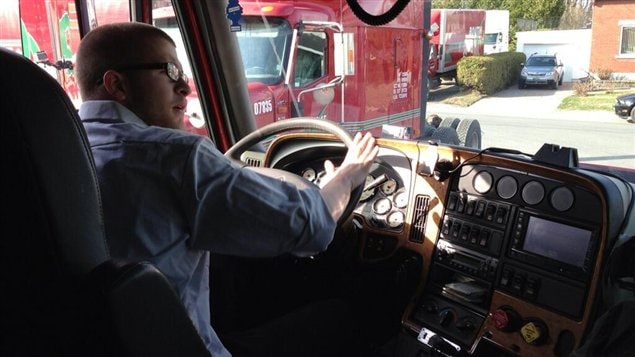 Un camionneur canadien derrière son volant.