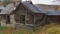 Maison de prospecteur du début du XXe siècle à Dawson City