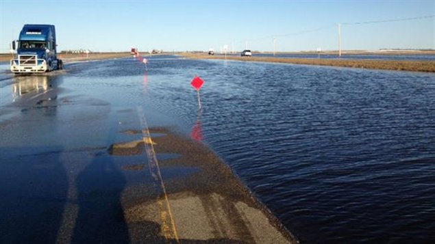 La route transcanadienne, à 15 km à l'ouest de Indian Head en Saskatchwewan 