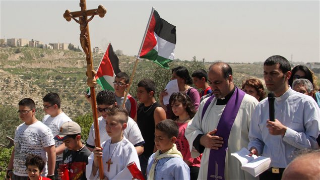 صورة من الأرشيف لرتبة درب الصليب يوم الجمعة 6 نيسان (ابريل) 2012 في وادي كريميزان الذي سيفصله الجدار الأمني الإسرائيلي عن مالكيه الفلسطينيين في بيت جالآ قرب بيت لحم 