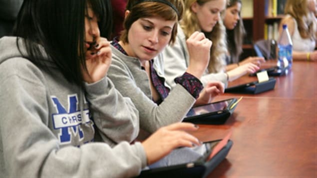 L'utilisation de l'iPad en classe. L'utilisation de l'iPad en classe.