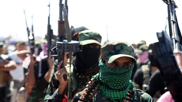 Hombres armados opuestos al gobierno de Nouri Al-Maliki durante una manifestación en Ramadi, en el oeste de Bagdad.