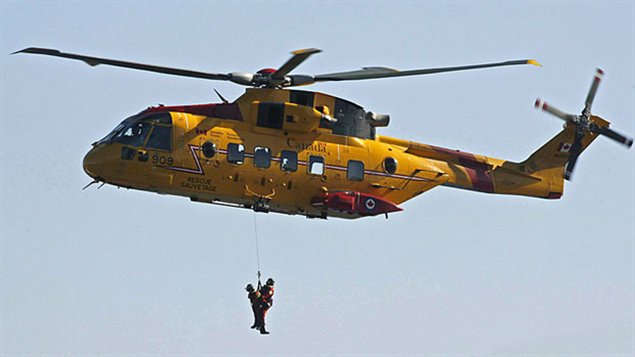Un hélicoptère des Forces canadiennes en opération de sauvetage