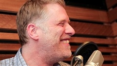 Fred Savard fait de l'oeil � son amie imaginaire, assise derri�re un paravent. | �Radio-Canada/Christian C�t�