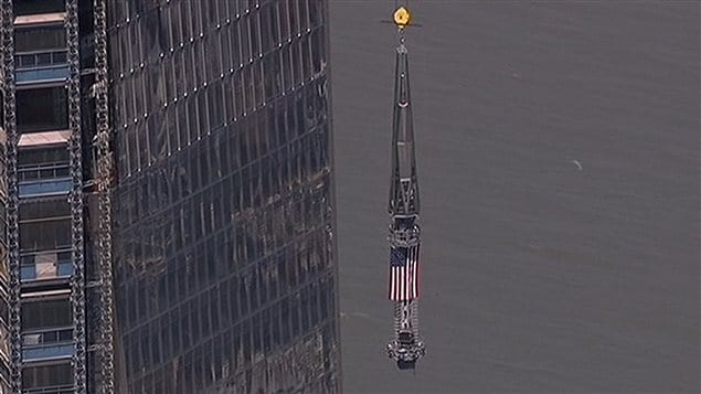 L'antenne du One World Trade Center est hissée au sommet de la tour.