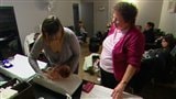 Une sage femme donnant ses conseils