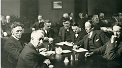 Six membres du Groupe des Sept rassembl�s autour d�une table au Art and Letters Club de Toronto, 1920 / � Arthur Goss, Wikip�dia