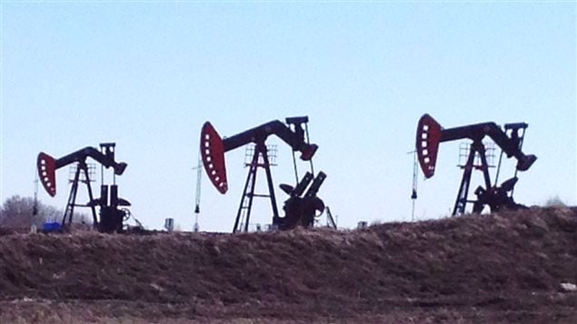 Des puits de pétrole à Virden, au Manitoba, le 3 mai 2013.