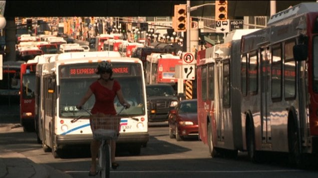 Circulation intense et retour au travail dans la ville de Québec.