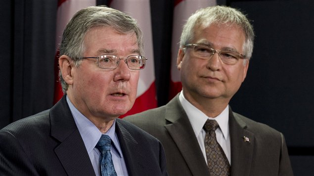 El presidente del Consejo Nacional de Investigación Científica, CNRC, John McDougall, ministro canadiense de Estado para la Ciencia y la Tecnología, Gary Goodyear.