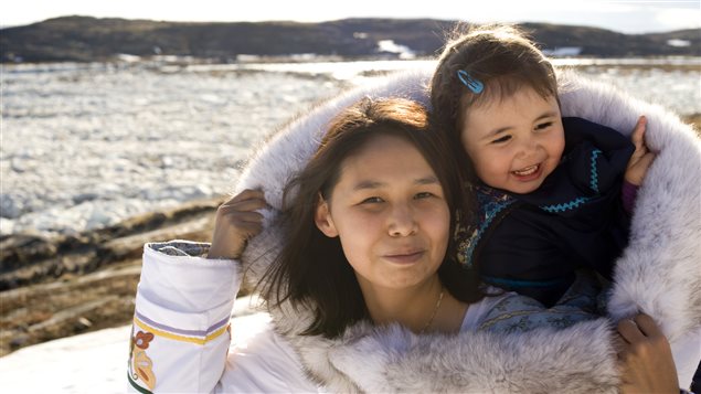 Une Inuit et sa fille
