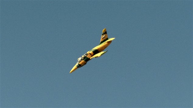 صورة من الأرشيف لطائرة حربية سورية في أجواء حلب في شمال سوريا في 13 تشرين الأول (أكتوبر) 2012