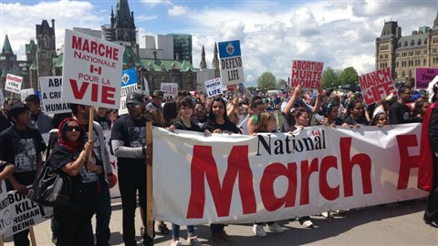 La marche nationale pour la vie se tient chaque année sur la colline du Parlement au mois de mai.