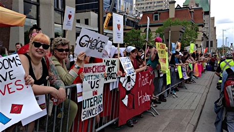Des manifestants pro-choix font connaître leur position dans la capitale canadienne en 2013.