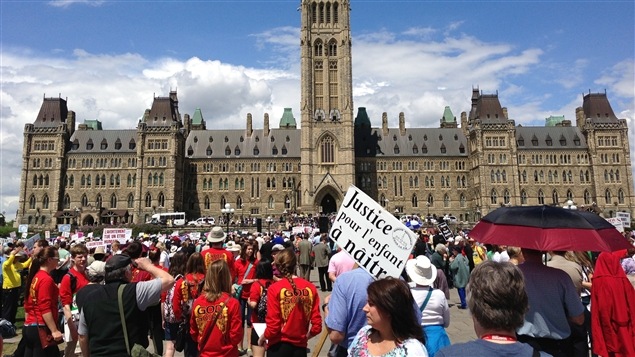 Manifestantes contra el aborto reunidos frente al Parlamento de Canadá. 