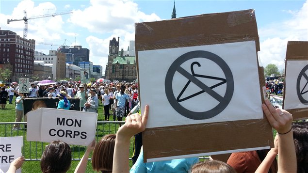 Des manifestants pro-choix sont aussi sur place pour faire contrepoids aux militants anti-avortement.