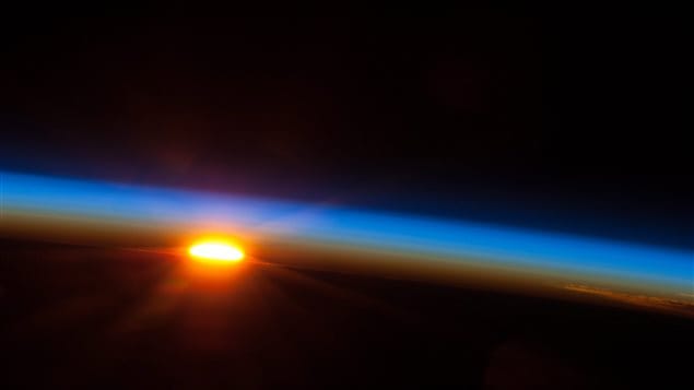 Salida del Sol en el Océano Pacífico, fotografiada por Chris Hadfield desde la Estación Espacial Internacional. 