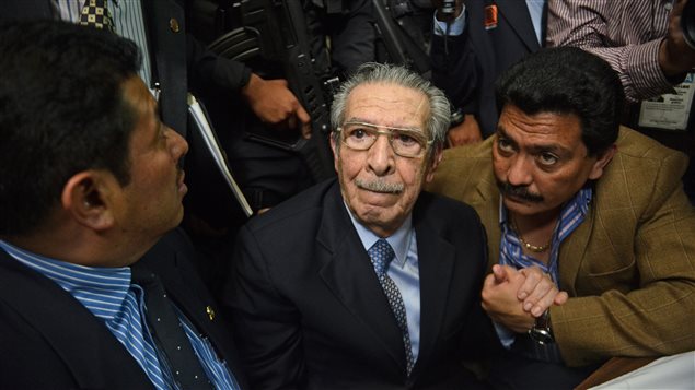 L'ancien président et dictateur du Guatemala Jose Efrain Rios Montt (centre) en compagnie de ses avocats, le 10 mai 2013