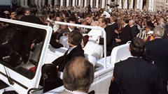Jean-Paul II est aid� par ses gardes du corps apr�s avoir �t� victime d'un attentat, le 13 mai 1981. �AFP/Osservatore romano/Arturo Mari
