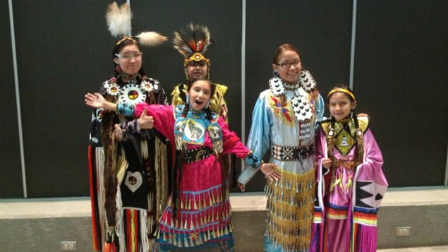 Des jeunes des Premièrs Nations lors de l'événement Aboriginal Youth Explosion à Calgary en Alberta
