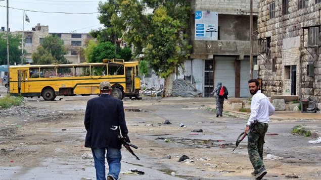 مقاتلان من المعارضة في أحد شوارع حلب