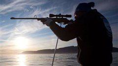 Un chasseur de narval sur les rives de la Baie d'Hudson