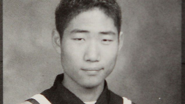 资料图片：艾伦.尹在安大略省一间高中的毕业照。