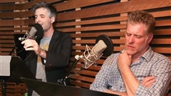 Pendant l'intervention d'Olivier Niquet, Fred Savard r�fl�chit avec tristesse au temps o� il �tait c�libataire. | �Radio-Canada/Christian C�t�