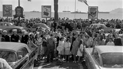 Des fans attendent les vedettes du Festival de Cannes en 1959, ann�e o� Fran�ois Truffaut remportait le Prix de la mise en sc�ne |� STAFF / AFP