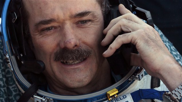 L'astronaute Chris Hadfield est au téléphone quelques minutes après avoir touché le sol en Russie cette semaine. Âgé de 54 ans, il est revenu sur Terre lundi soir après avoir passé cinq mois en apesanteur dans la Station spatiale internationale. Il se sent encore étourdi et il a de la difficulté à utiliser les escaliers.