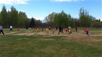 Parents et enfants s'affrontent dans un tournoi de soccer à Saint-Gédéon