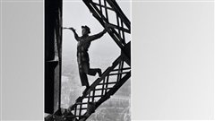 La photographie Le peintre de la tour Eiffel, prise par Marc Riboud en 1953.