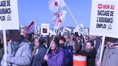 Manifestation contre la r�forme de l'assurance-emploi � Pointe-�-la-Croix.