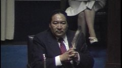 Plume � la main, le d�put� Elijah Harper exprime devant l'Assembl�e l�gislative du Manitoba son opposition � la ratification de l'accord du lac Meech par la province, en 1990.