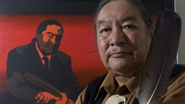 L'ancien politicien chef crie honoraire Elijah Harper tient, le mardi 20 mars 2008 à Ottawa, une des deux plumes qu'il a tenues  durant les négociations entourant l'accord du lac Meech.