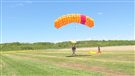 Un quadriplégique saute en parachute à Gatineau