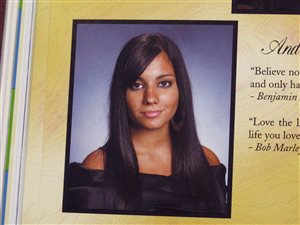 États-Unis : une étudiante tuée par erreur par la police honorée à son université Image accompagnant la nouvelle
