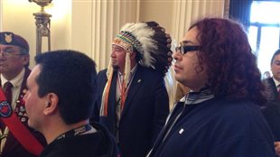 Des centaines de Manitobains rendent hommage à Elijah Harper
