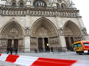 Une figure de l'extrême droite française se suicide dans la cathédrale Notre-Dame de Paris Image accompagnant la nouvelle