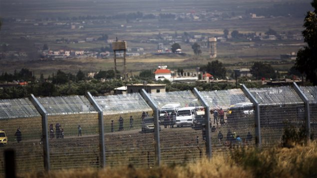 Une photo prise du côté israëlien de la clôture de sécurité séparant la frontière entre la Syrie et Israël, sur le plateau du Golan