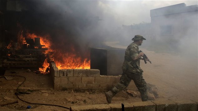 Un soldat syrien dans le village de Doumayna, au nord de Qousseïr