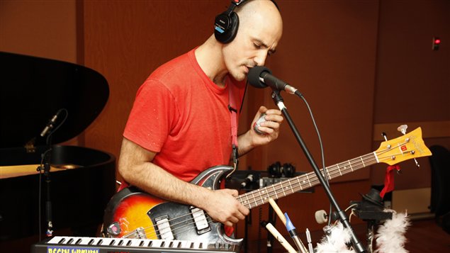 L'homme-orchestre Jon Cohen, organisateur du Festival de musique solitaire. �Radio-Canada / Michel Harvey