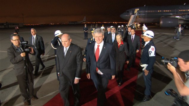 El primer ministro Stephen Harper a su llegada anoche a Lima, Perú.