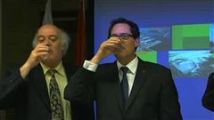 Le maire de Montr�al, Michael Applebaum, se d�salt�re apr�s avoir annonc� la lev�e de l'avis d'�bulition d'eau.
