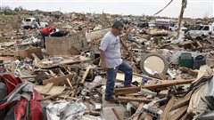 On homme se prom�ne dans les d�combres de la municipalit� de Moore en Oklahoma.
