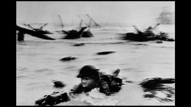 La photo <em>Le d�barquement en Normandie</em> de Robert Capa, prise en 1953.