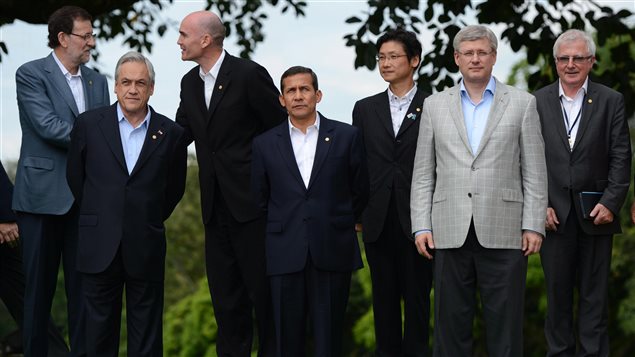 Le premier ministre Stephen Harper aux côtés du président du Pérou, Ollanta Humala (centre), et du président du Chili Sebastian Pinera (gauche), lors de la photo officielle du Sommet de l'Alliance du pacifique cette semaine, à Cali en Colombie.