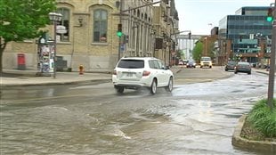 L'eau du fleuve envahit des rues du Vieux-Québec
